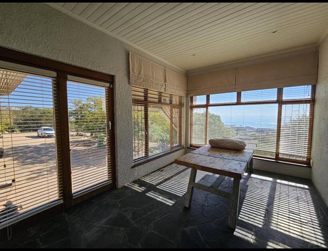 6 BEDROOM HOUSE FOR SALE IN DA GAMA BAY